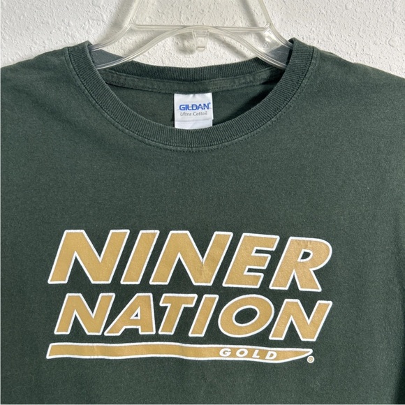 Y2K UNC Charlotte 49ers Green Gildan T-Shirt Niner Nation Gold Size Medium - Picture 3 of 9